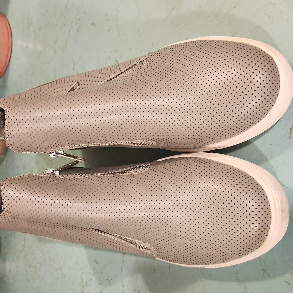 Cushionaire Women's Hart Hidden
Nedge Sneaker is Vegan Material